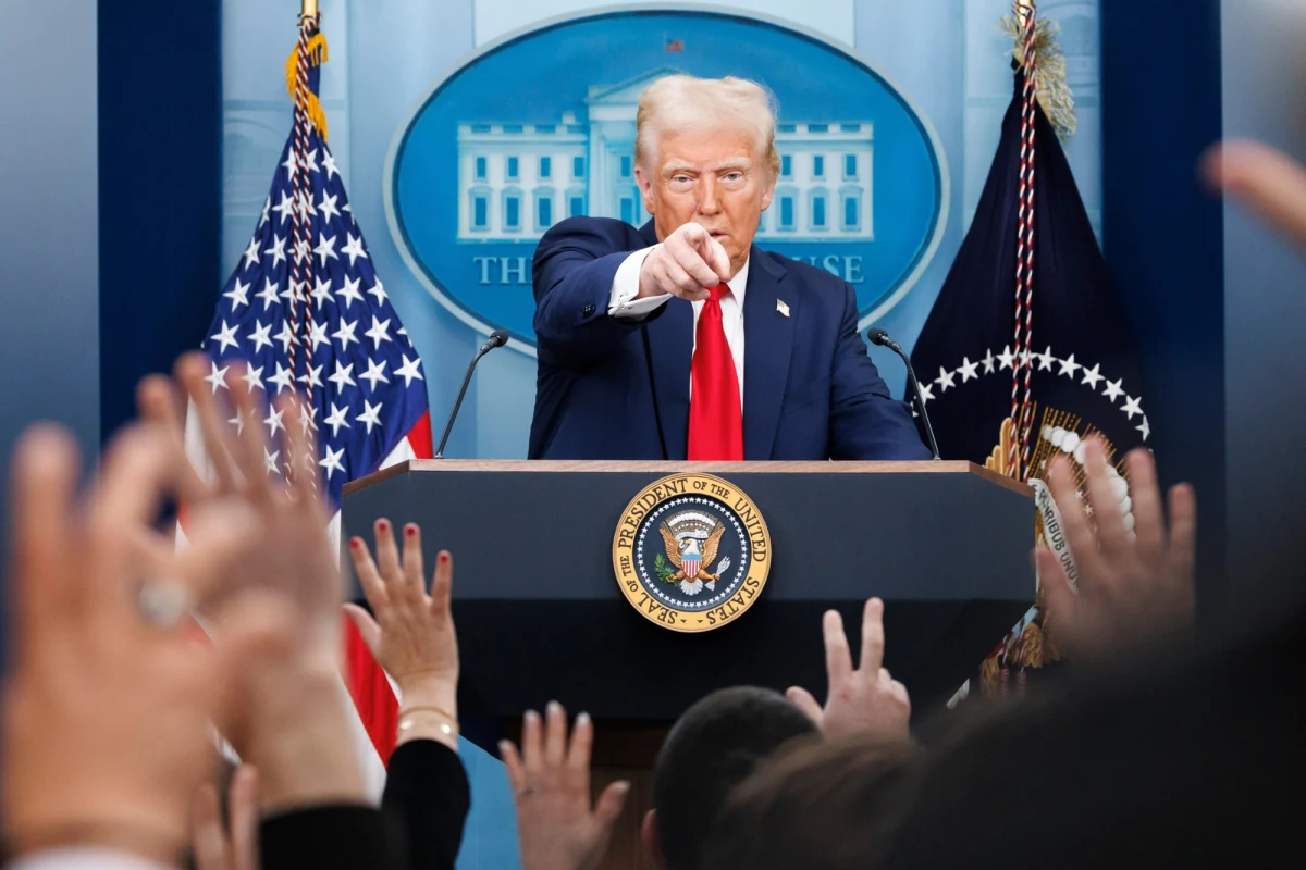 27-letni Alex Samson, urzędnik Departamentu Stanu USA, to jeden z głównych architektów polityki administracji Donalda Trumpa wspierającej skrajną prawicę w Europie - informuje „New York Times”. Spotykał się m.in. z politykami AfD i Marine Le Pen, a jego działania budzą kontrowersje zarówno w USA, jak i na Starym Kontynencie.