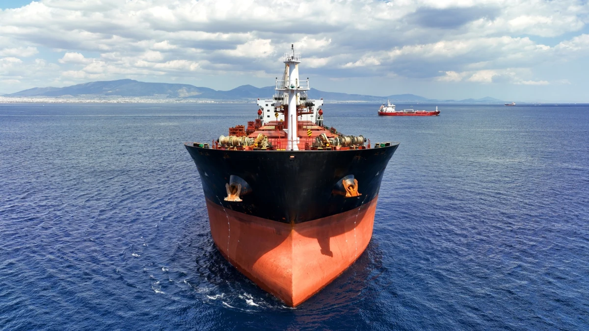 Co najmniej dwa statki handlowe zostały ostrzelane podczas próby przepłynięcia przez cieśninę Ormuz - informują źródła branży morskiej, na które powołuje się agencja Reutera. Wcześniej Iran ogłosił ponowne zamknięcie strategicznego szlaku, przez który przed wojną przepływała jedna piąta światowego handlu ropą.