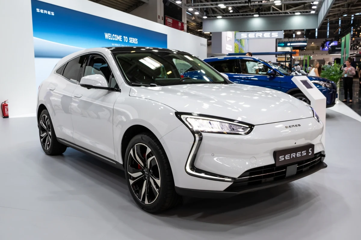 Chińska motoryzacja nie przestaje zaskakiwać. Firma Seres, producent samochodów elektrycznych z siedzibą w Chongqing, właśnie zdobyła patent na wyjątkowe rozwiązanie - toaletę samochodową, która wysuwa się spod fotela pasażera po naciśnięciu przycisku lub wydaniu odpowiedniej komendy głosowej - informuje BBC.
