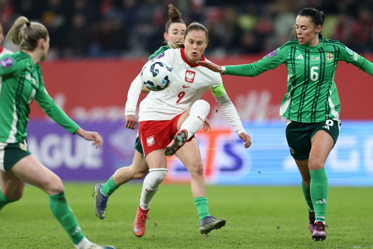 Reprezentacja Polski kobiet w piłce nożnej doznała kolejnej porażki w rozgrywkach Ligi Narodów oraz eliminacjach do mistrzostw świata 2027. W meczu rozegranym w Dublinie Biało-Czerwone uległy Irlandii 0:1, co znacznie komplikuje ich sytuację w grupie i walkę o utrzymanie się w najwyższej dywizji.