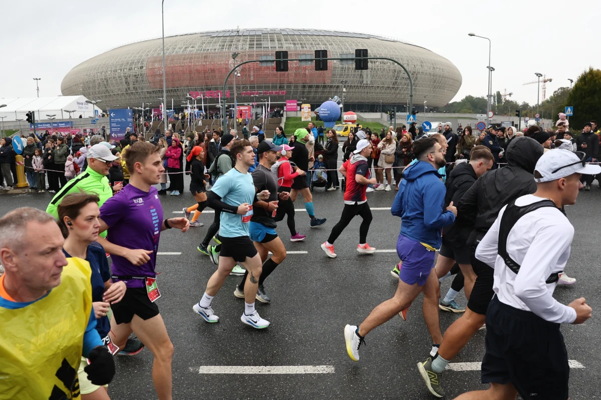 Dziś Kraków po raz kolejny staje się areną jednego z najważniejszych wydarzeń sportowych w Polsce - TAURON 23. Cracovia Maraton. To wyjątkowe święto biegania przyciąga do stolicy Małopolski tysiące zawodników z kraju i zagranicy, a także tłumy kibiców, którzy dopingują uczestników na trasie. Maraton to nie tylko rywalizacja sportowa, ale także okazja do promocji zdrowego stylu życia, integracji mieszkańców oraz prezentacji najpiękniejszych zakątków Krakowa.