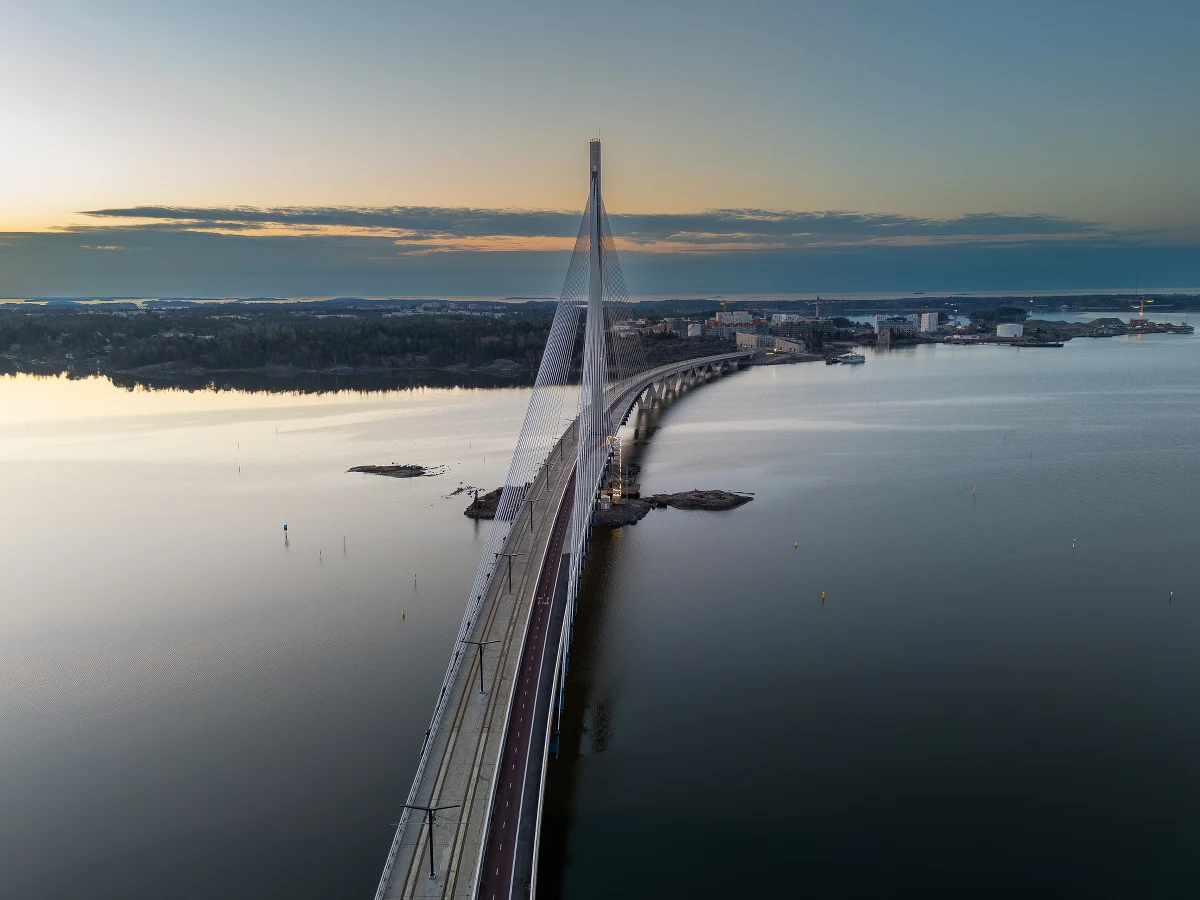 W Helsinkach oficjalnie otwarto najdłuższy most w Finlandii. Kruunuvuorensilta, bo tak nazywa się nowa przeprawa, ma prawie 1200 metrów długości i jest wyjątkowym projektem na skalę światową. Most przeznaczony jest wyłącznie dla transportu publicznego, pieszych oraz rowerzystów.