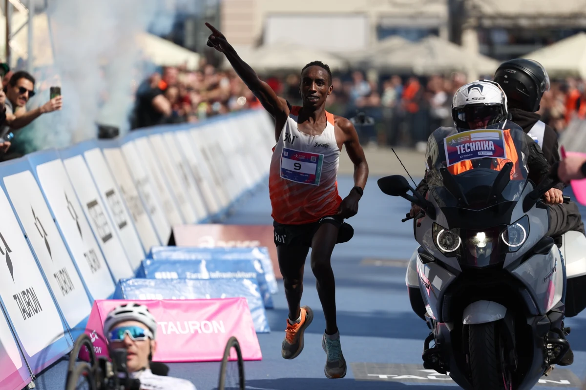 Kraków biegł szybciej niż kiedykolwiek! W 23. edycji TAURON Cracovia Maratonu zwyciężyli Derrick Chege Njoroge i Chelangat Sang, a na starcie pojawiło się aż 6916 zawodników - to nowy rekord frekwencji tej prestiżowej imprezy. Zobacz, jak wyglądała rywalizacja na królewskim dystansie i kto stanął na podium.