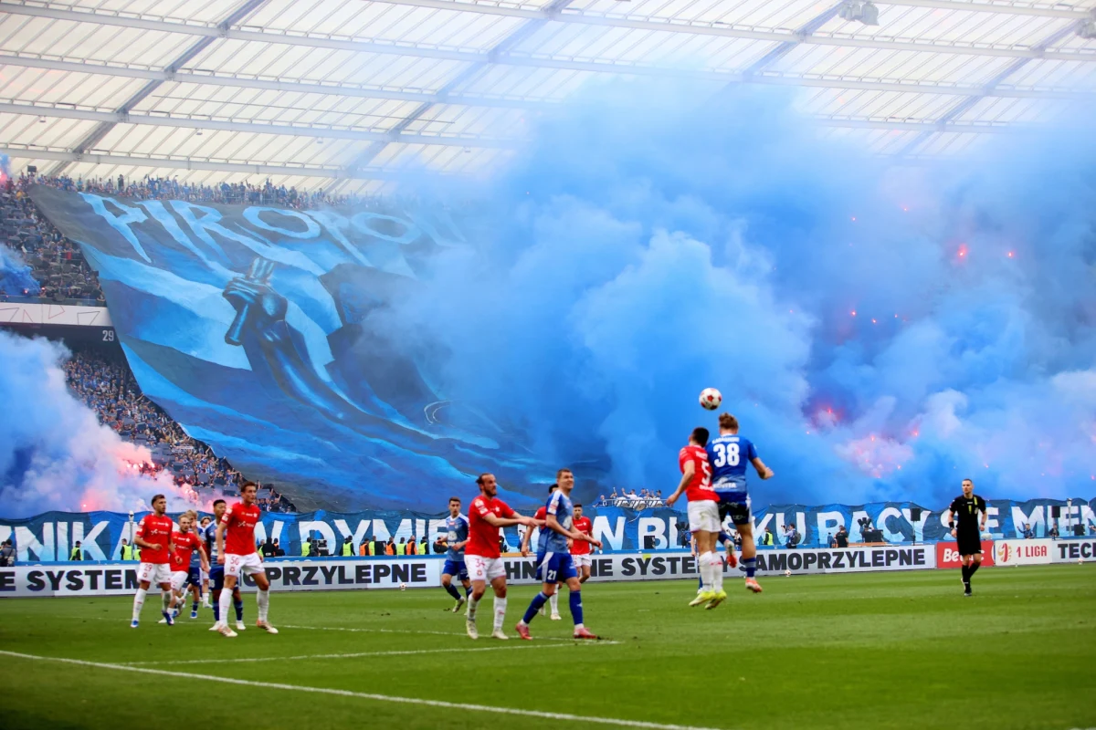 Historyczne wydarzenie na Stadionie Śląskim - aż 53 314 kibiców obejrzało na żywo starcie Ruchu Chorzów z Wisłą Kraków. To najwyższa frekwencja na ligowym meczu piłkarskim w Polsce w XXI wieku. Spotkanie 1. ligi zakończyło się remisem 1:1.