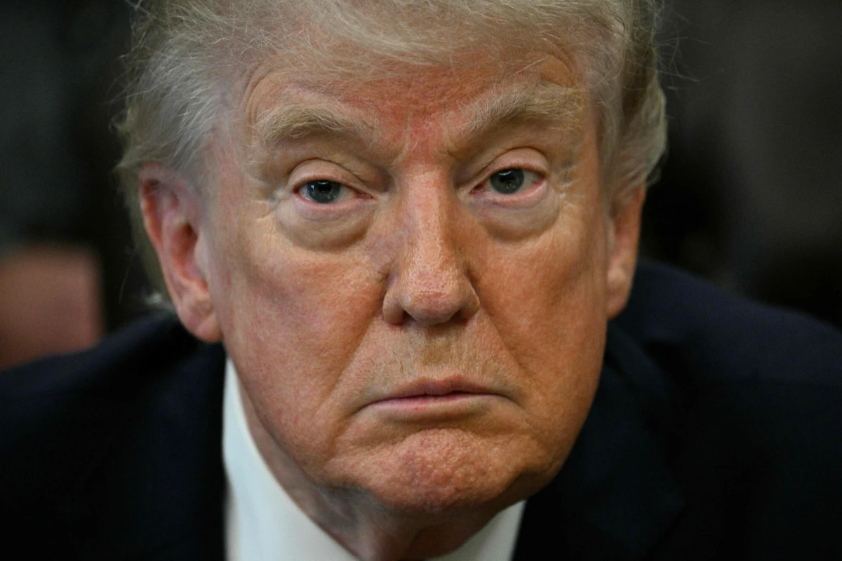 Za drzwiami Białego Domu rozgrywa się spektakl, który zaskakuje nie tylko opinię publiczną, ale i najbliższych współpracowników Donalda Trumpa. Według obszernego weekendowego materiału "The Wall Street Journal", prezydent USA prowadzi wojnę z Iranem w sposób pełen sprzeczności i nieprzewidywalności. Decyzje zapadają pod wpływem chwili, a publiczne groźby często są wynikiem osobistych impulsów, niekonsultowanych z doradcami.