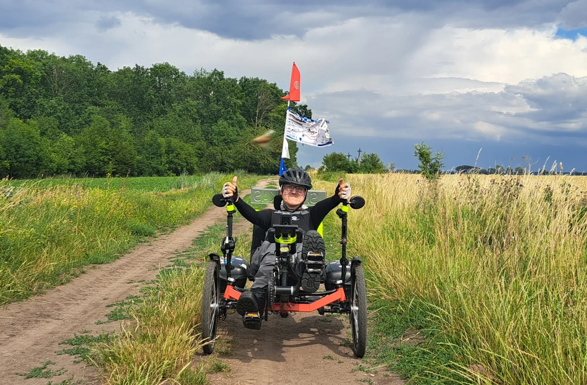 Trajka to potoczne określenie trójkołowego pojazdu, który może być napędzany siłą mięśni lub silnikiem. Na taki właśnie pojeździe Łukasz Wiliński ze Śląska objechał Polskę dookoła, a potem ustanowił Rekord Polski w jeździe non stop – przez 36 godz. Przejechał dokładnie 302,31 km. Ktoś powie, że to wyczyn jak każdy inny: wystarczy poćwiczyć i bić rekordy. Z pewnością dla zdrowego człowieka tak, ale Łukasz od urodzenia choruje na mózgowe porażenie dziecięce. 