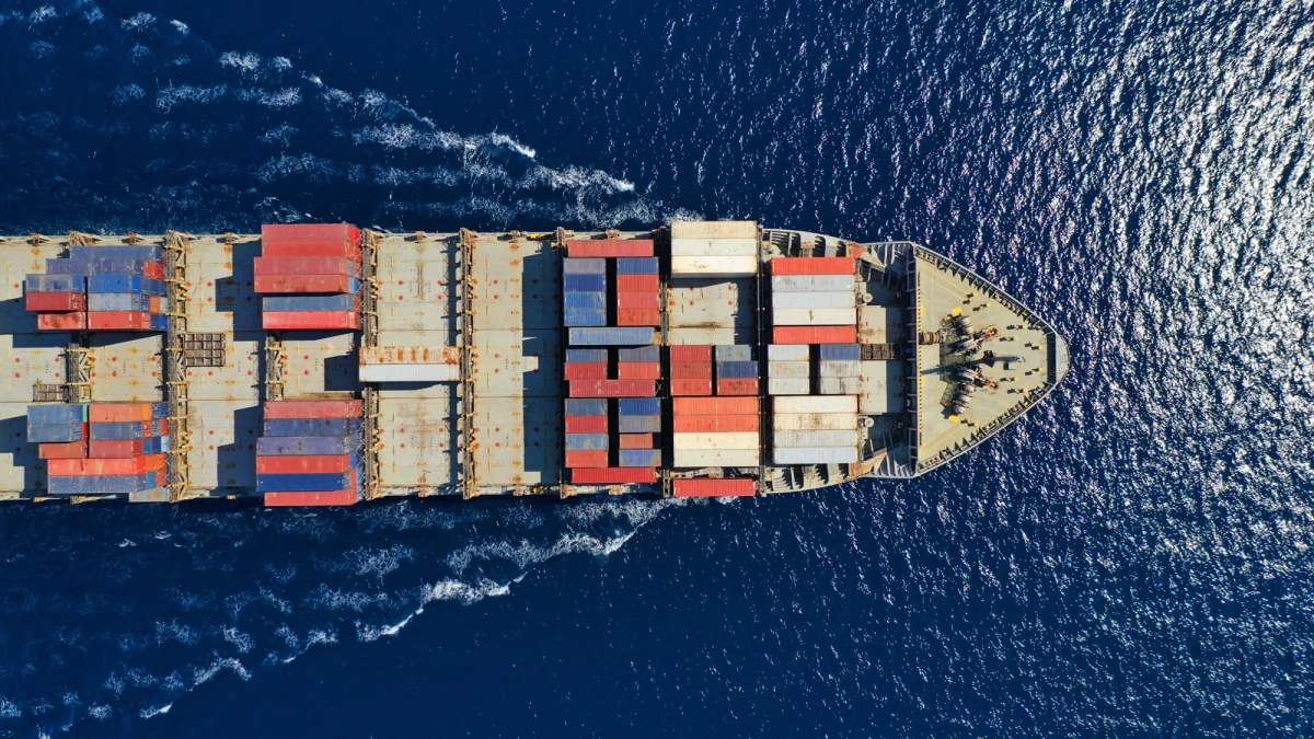 Prezydent Stanów Zjednoczonych Donald Trump ogłosił, że amerykański niszczyciel rakietowy USS Spruance zatrzymał irański kontenerowiec TOUSKA, który próbował przełamać amerykańską blokadę cieśniny Ormuz. Amerykański okręt miał uszkodzić statek.