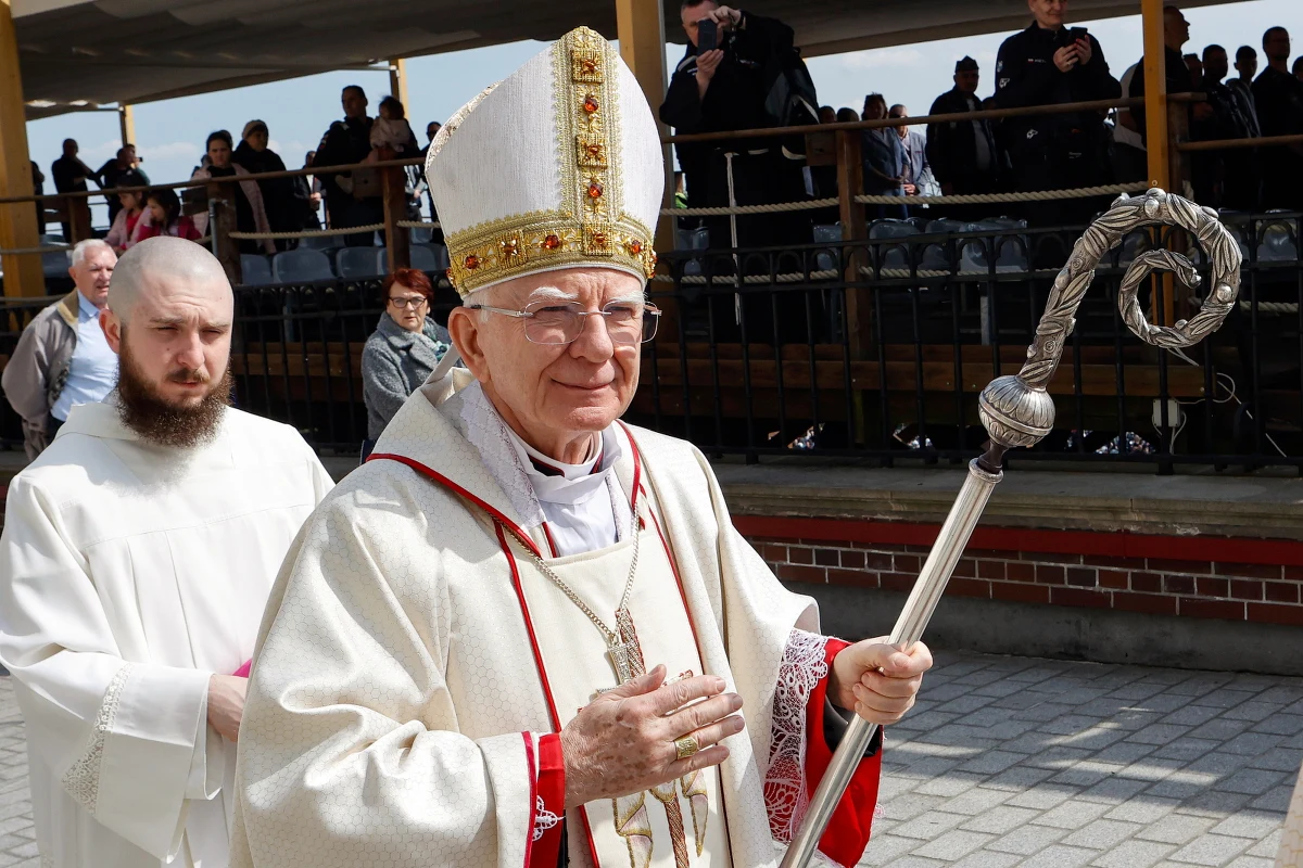 Arcybiskup Marek Jędraszewski wygłosił na Jasnej Górze kolejne mocne słowa. W sobotę zarzucił rządzącym, że wzorem Adolfa Hitlera chcą zmienić polską młodzież w "bezwolną masę do pracy". W niedzielnym kazaniu mówił o „wpisujących się w haniebną tradycję sowietów i hitlerowców" ludziach walczących z krzyżem. Chwalił też prezydenta Karola Nawrockiego. 