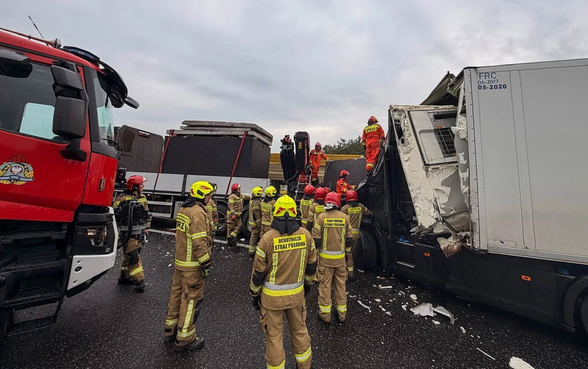 Jedna osoba zginęła, a trzy zostały ranne w wypadku, do którego doszło w poniedziałek nad ranem na autostradzie A2 w Łódzkiem. W stojącą na poboczu ciężarówkę uderzył tir z naczepą.