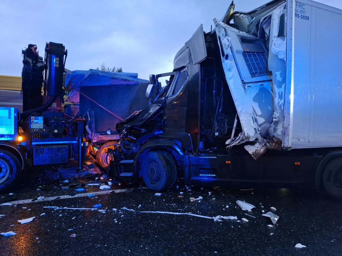 Jedna osoba zginęła, a trzy zostały ranne w wypadku, do którego doszło w poniedziałek nad ranem na autostradzie A2 w Łódzkiem. W stojącą na poboczu ciężarówkę uderzył tir z naczepą.