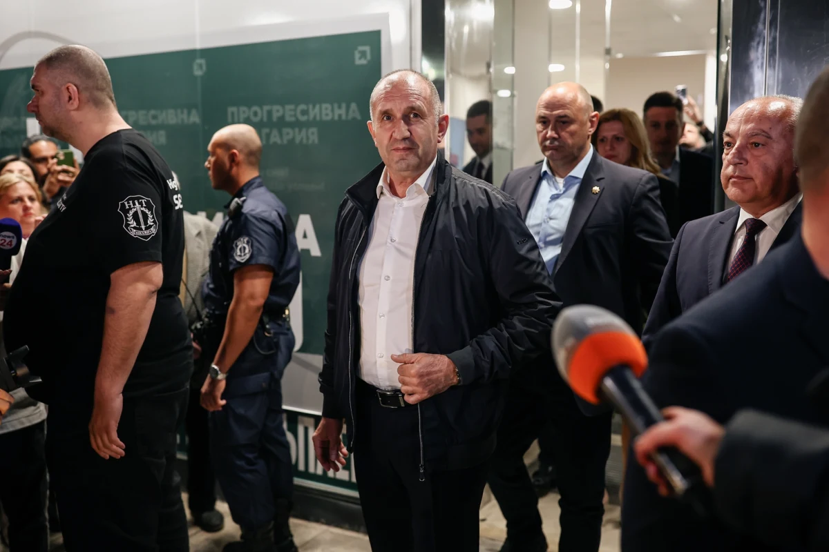 ​Koalicja Postępowa Bułgaria Rumena Radewa zdobyła 44,7 proc. głosów w niedzielnych wyborach parlamentarnych - wynika z danych Centralnej Komisji Wyborczej, opublikowanych w poniedziałek po przeliczeniu 97,5 proc. oddanych głosów. "Postępowa Bułgaria zwycięża bezapelacyjnie. To zwycięstwo nadziei nad nieufnością, wolności nad strachem. To zwycięstwo moralności. Ludzie odrzucili samozadowolenie i arogancję starych partii. Nie ulegli kłamstwom i manipulacjom" - powiedział Rumen Radew w pierwszym przemówieniu.