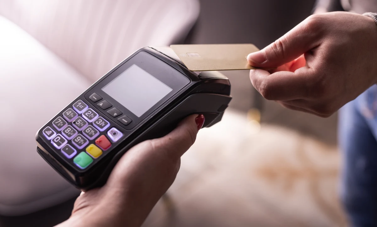 Duża awaria systemu obsługi kart płatniczych Polcard. Polacy zgłaszają problemy z płatnościami za zakupy w niektórych sklepach.