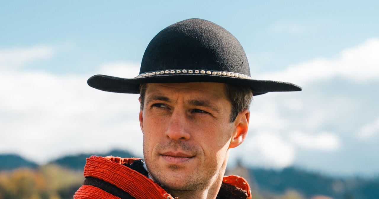 Przystojniak na tle „naszych” gór przyciąga uwagę. Model z USA promuje Zakopane