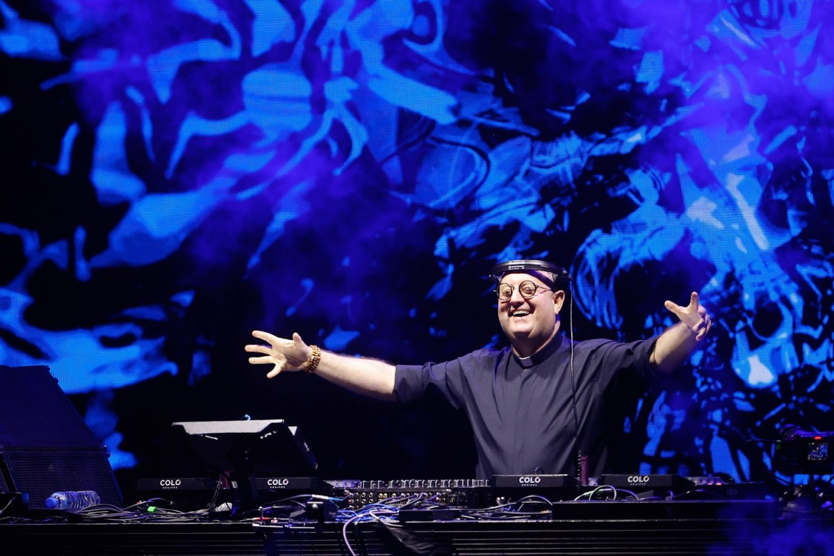 Techno party na cześć zmarłego papieża Francisza. Zorganizował je ksiądz!