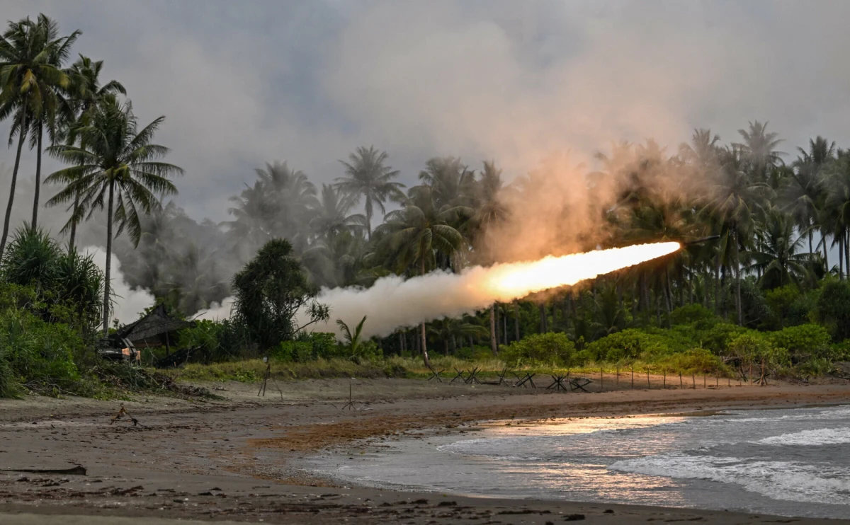 17 tysięcy żołnierzy z Filipin, Stanów Zjednoczonych oraz sojuszniczych państw rozpoczęło jedne z największych wspólnych ćwiczeń wojskowych w historii regionu Morza Południowochińskiego. Manewry Balikatan odbywają się w cieniu narastających napięć z Chinami i po raz pierwszy z aktywnym udziałem Japonii.