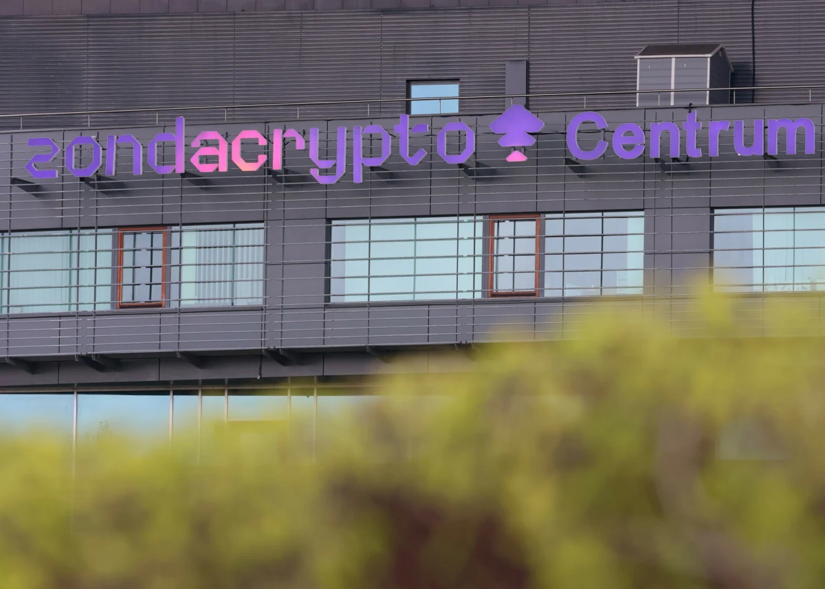 ​Liczba osób pokrzywdzonych w aferze związanej z giełdą kryptowalut Zondacrypto dynamicznie rośnie. Prokuratura Regionalna w Katowicach prowadzi szeroko zakrojone śledztwo, które obejmuje nie tylko zarzuty oszustwa i prania brudnych pieniędzy, ale również potencjalne powiązania polityczne.