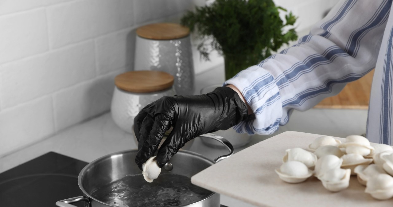Jak gotować mrożone pierogi? Ten sposób sprawia, iż się nie rozklejają