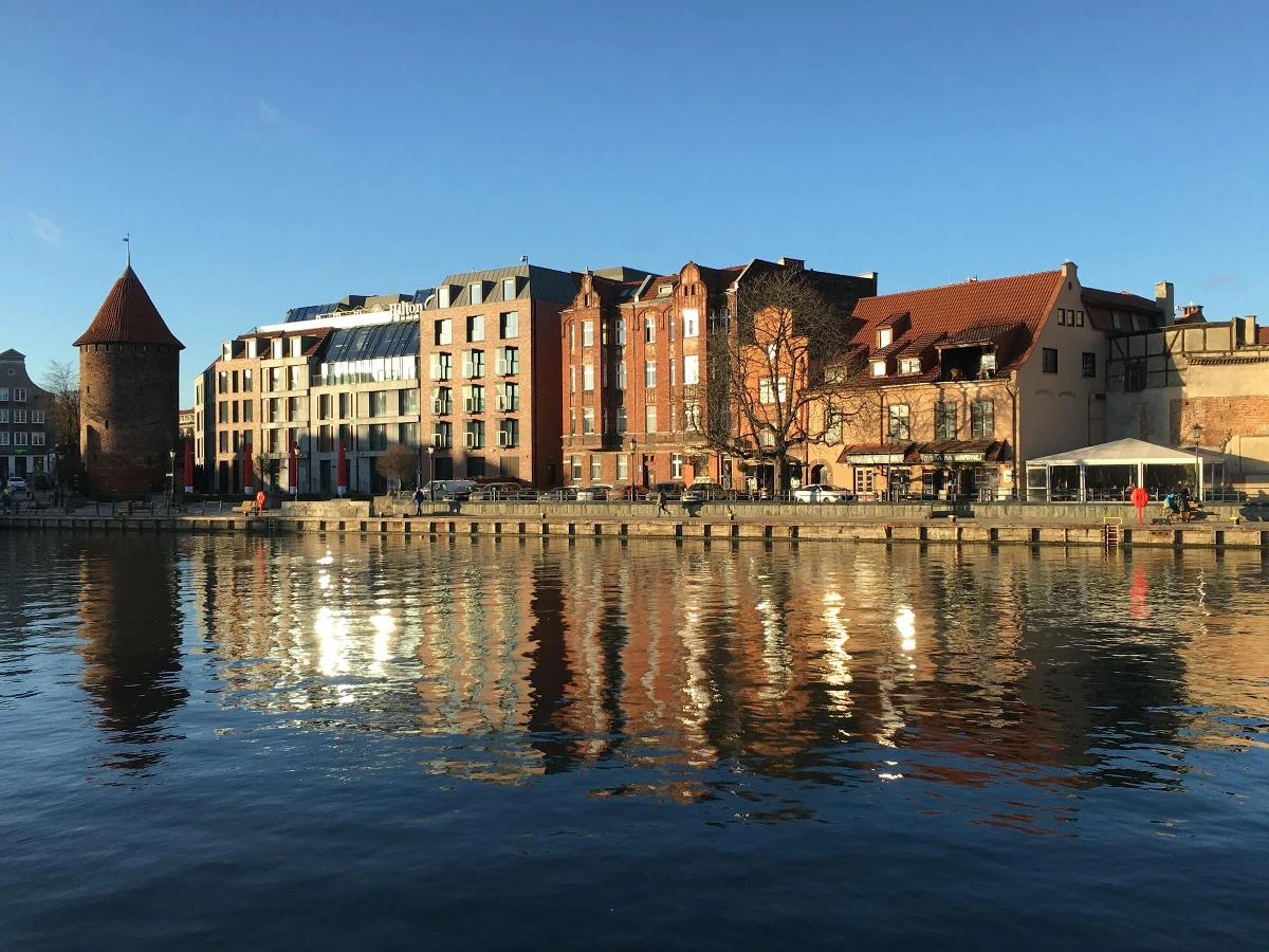 Całe pasmo nadmorskie przyciąga inwestorów szukających okazji. Inwestycja w nieruchomości położone w tym regionie wydaje się rozwiązaniem niemal bez wad. Nim jednak podejmie się ostateczną decyzję, warto uzmysłowić sobie, że na wysokość dochodu z wynajmu apartamentu nie wpływa jedynie fakt jego lokalizacji blisko morza.