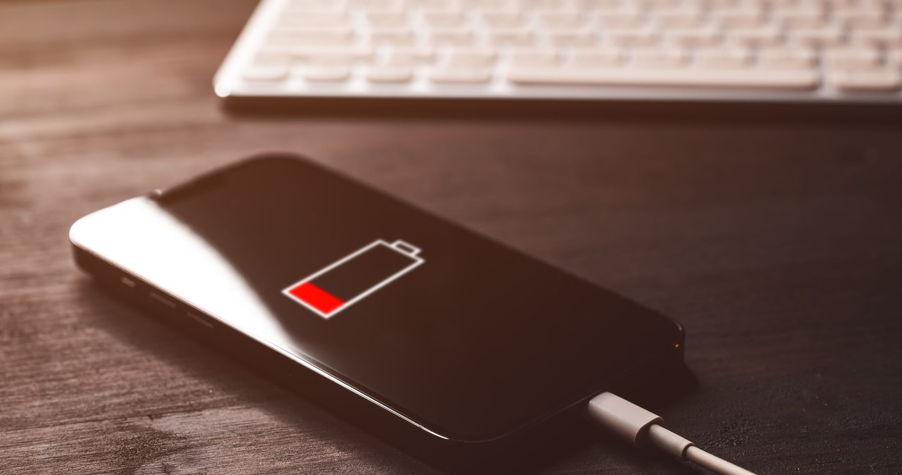 Te nawyki niszczą baterię w telefonie. Zmień je, zanim będzie za późno