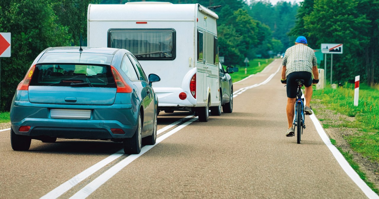 Wyprzedzanie rowerzysty na podwójnej ciągłej. Ten szczegół decyduje
