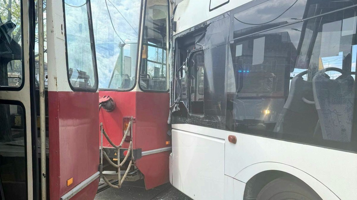 Poważny wypadek w Toruniu. Zderzyły się tramwaj i autobus