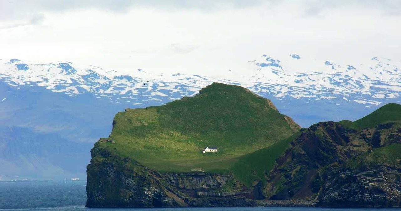 Najbardziej samotny dom na świecie. Chatka na wyspie robi furorę
