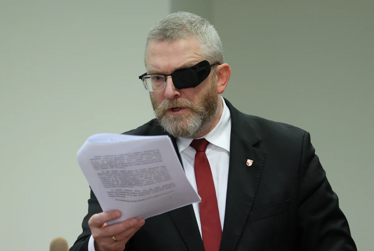 O zgodę na zatrzymanie europosła Grzegorza Brauna zwróciła się do przewodniczącej Parlamentu Europejskiego Roberty Metsoli wrocławska prokuratura. Chce ogłosić liderowi Konfederacji Korony Polskiej zarzuty w sprawie pozbawienia wolności lekarki Gizeli Jagielskiej w szpitalu w Oleśnicy. Do tego zdarzenia doszło w ubiegłym roku.