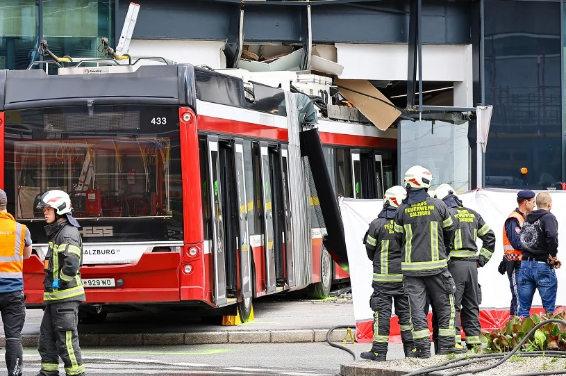 Tragedia w Salzburgu. Trolejbus z impetem wjechał w supermarket