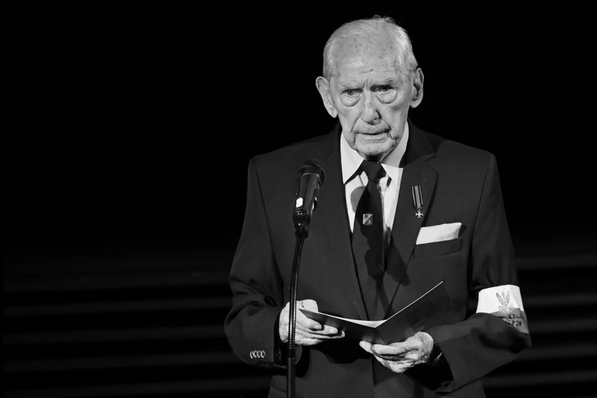 Roman Rakowski, ps. Grab, komandor w stanie spoczynku, zmarł w niedzielę 19 kwietnia w wieku 102 lat. O jego śmierci poinformował Urząd Miejski w Gdańsku. Komandor Marynarki Wojennej RP  Rakowski był żołnierzem Armii Krajowej, prezesem koła Gdańsk-Wrzeszcz Światowego Związku Żołnierzy AK i do niedawna jednym z ostatnich żyjących kawalerów Orderu Virtuti Militari.