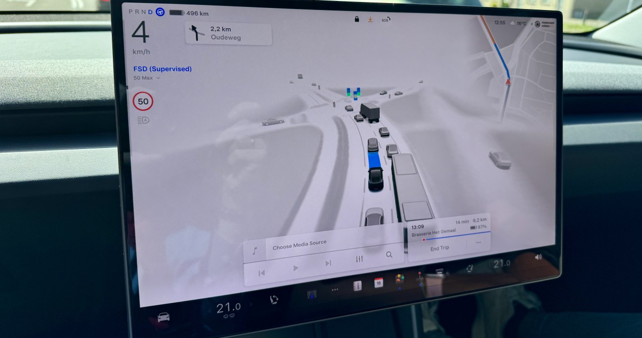 Tesla FSD pod ostrzałem. Reuters kwestionuje dane o bezpieczeństwie