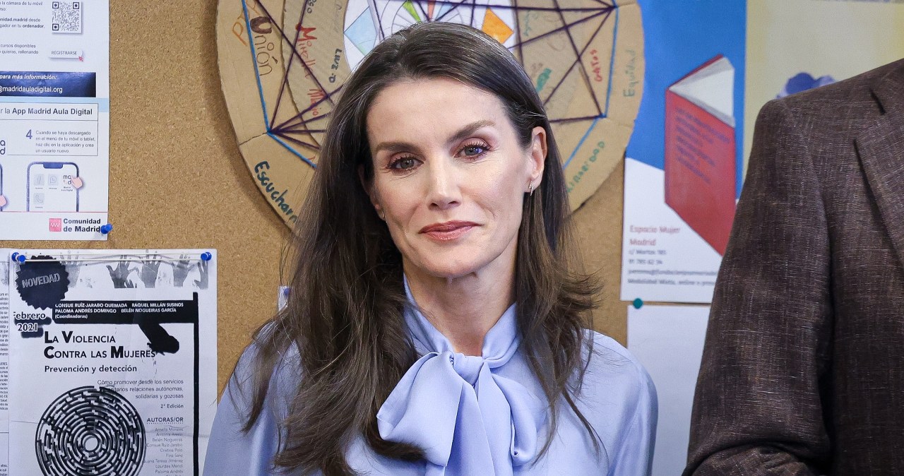 Królowa Letizia udowadnia, iż koszula z kokardą to must-have 2026