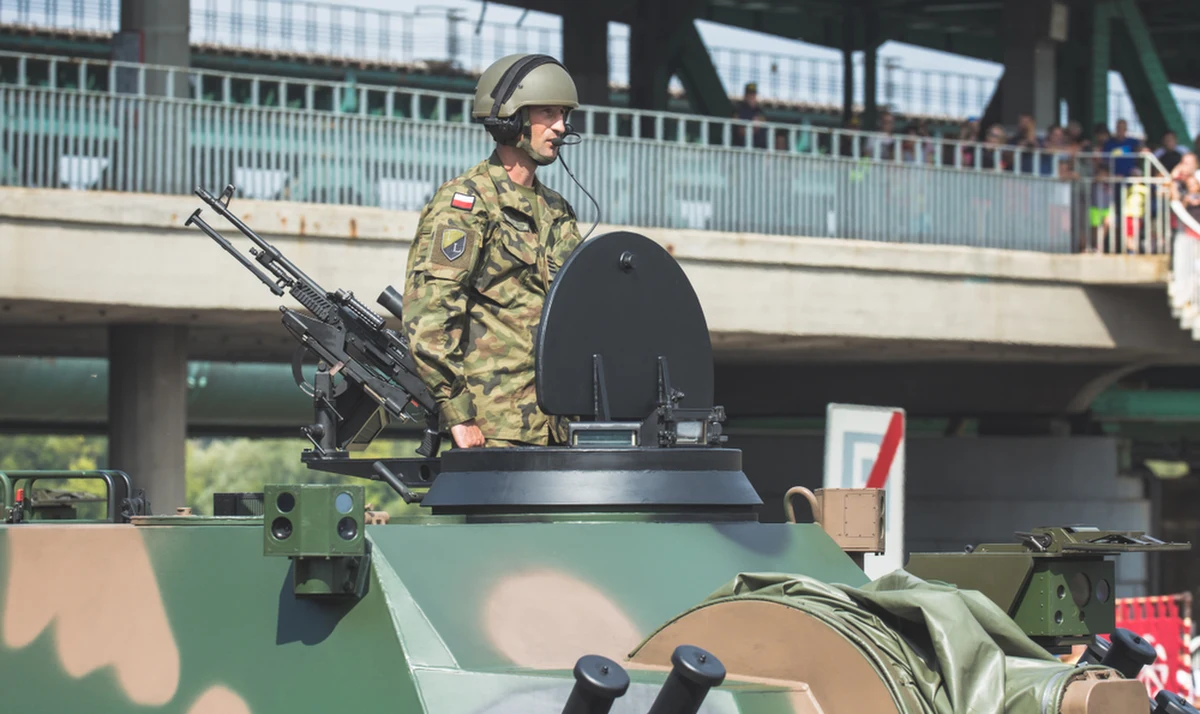 W tym tygodniu Komisja Europejska prześle do Warszawy ostateczny tekst umowy pożyczkowej SAFE otwierającej linię kredytową na 43,7 mld euro na dozbrojenie – dowiedziała się w KE dziennikarka RMF FM Katarzyna Szymańska-Borginon. Zaraz po podpisaniu umowy Polska otrzyma 6,5 mld euro zaliczki. Jak ustaliła dziennikarka RMF FM, Polska naciska na podpisanie umowy jeszcze w kwietniu. Jednak w KE słychać, że „bardziej realistyczny jest początek maja”. To by jednak oznaczało kolejne opóźnienie.