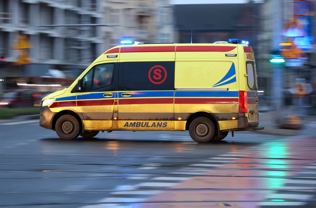 4-letni chłopiec wypadł z okna mieszkania na piątym piętrze w bloku przy ulicy Chołoniewskiego w Bydgoszczy w województwie kujawsko-pomorskim. Spadł na balkon na pierwszym piętrze. Dziecko zostało przewiezione do szpitala.