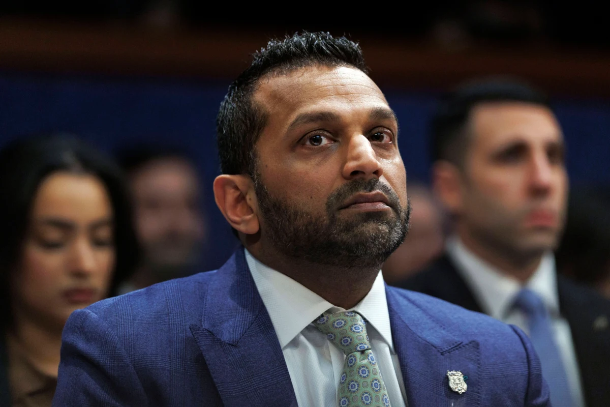 ​Szef FBI Kash Patel reaguje na doniesienia magazynu "Atlantic", który w piątek napisał, że dyrektor "regularnie upija się publicznie" a jego zachowanie budzi niepokój w administracji Donalda Trumpa. Patel pozwał gazetę o zniesławienie. Chcę odszkodowania w wysokości 250 milionów dolarów. 