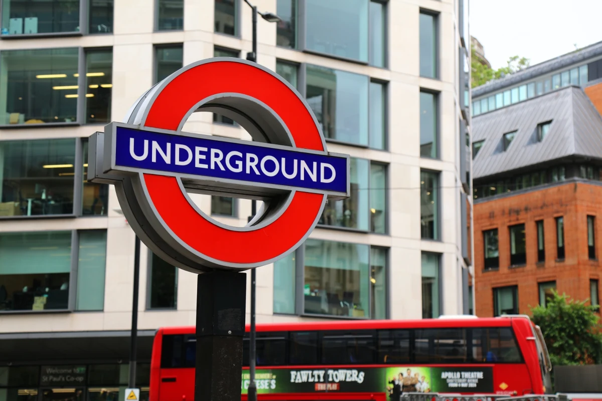 ​Od wtorku do piątku mieszkańcy Londynu muszą się liczyć z poważnymi utrudnieniami w funkcjonowaniu stołecznego metra. Związek zawodowy zrzeszający m.in. maszynistów, po fiasku negocjacji z zarządem londyńskiego transportu miejskiego, zapowiedział dwa strajki, które potrwają 24 godziny. Powodem protestu są zmiany w warunkach pracy.