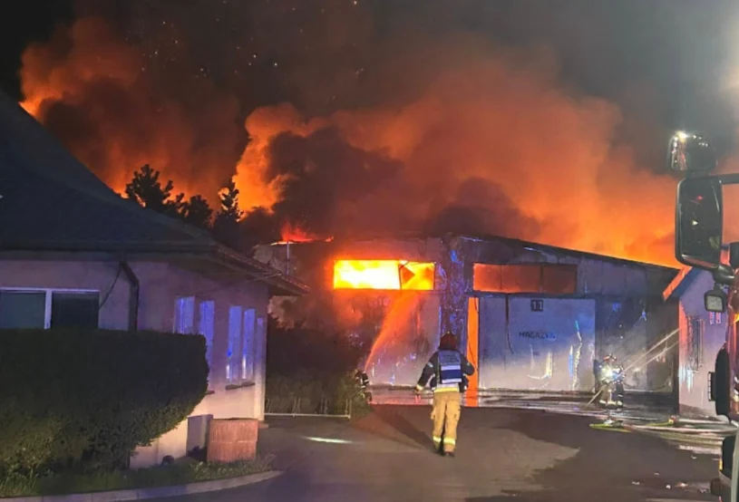 Płoną hale magazynowe na Mazowszu. Jeden ze strażaków ranny