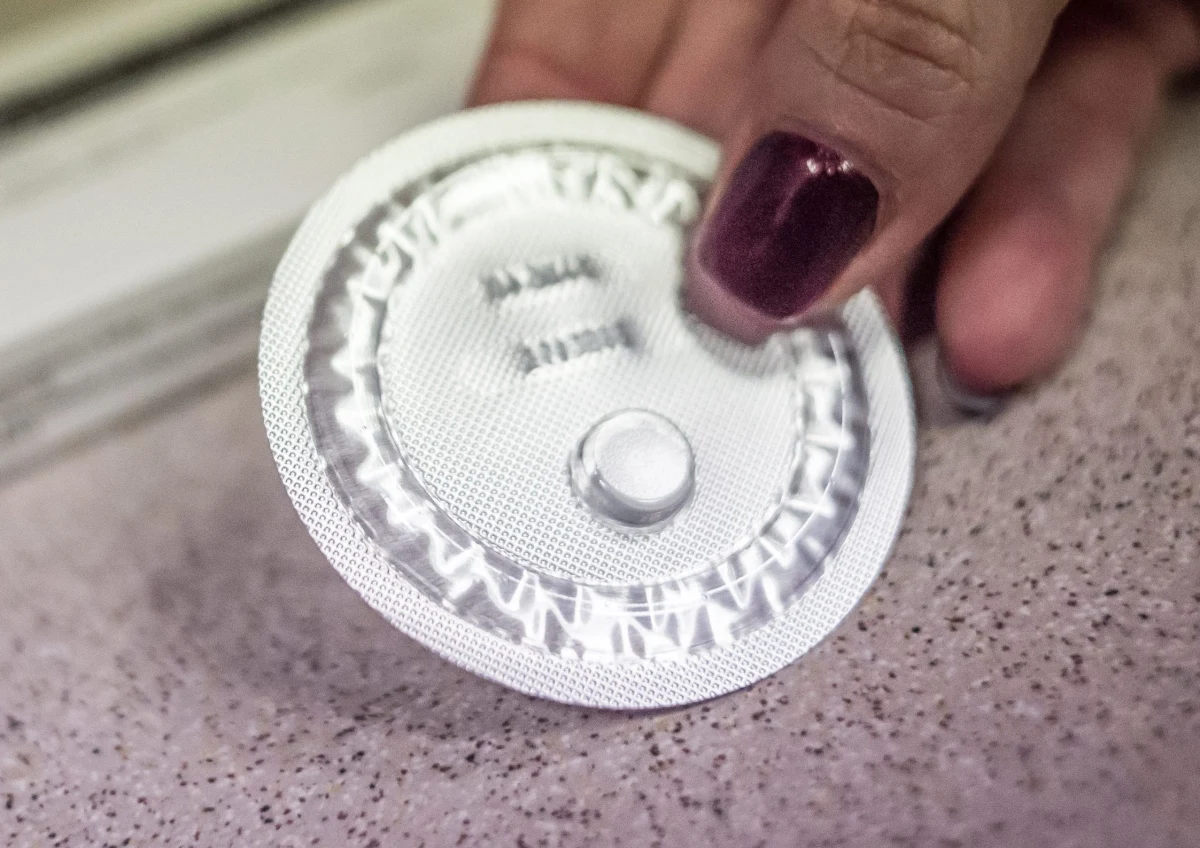 Ministerstwo Zdrowia przedłuży pilotaż antykoncepcji awaryjnej w aptekach - ustalił reporter RMF FM Michał Dobrołowicz. Chodzi o program, w ramach którego farmaceuta wystawia receptę na tak zwaną pigułkę "dzień po" pacjentkom, które mają co najmniej 15 lat. Obecny pilotaż kończy się w czerwcu.