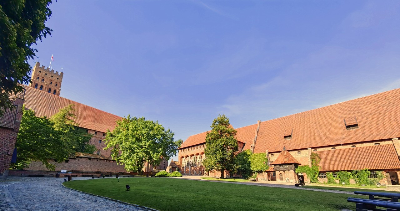 Turyści z całego świata chcą zwiedzić ten zamek. To idealny moment na wizytę