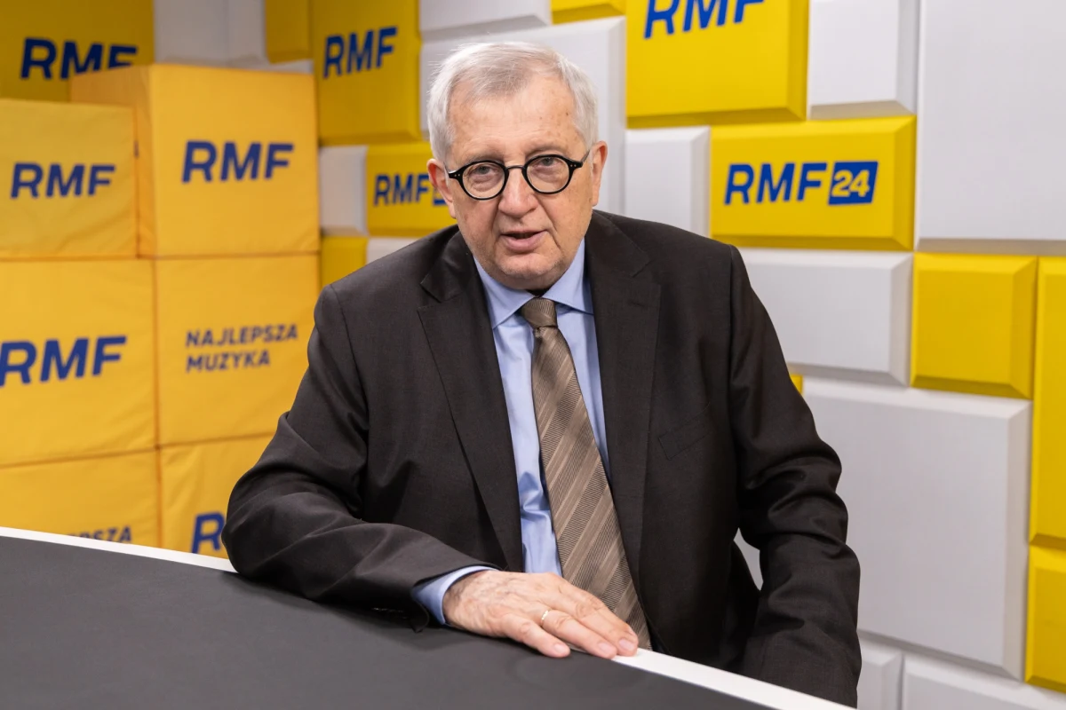 "Próba odwołania marszałka Czarzastego, zwłaszcza próba podjęta w koalicji, oznaczałaby koniec tej koalicji" - powiedział w Porannej rozmowie w RMF FM szef kancelarii Sejmu Marek Siwiec, odnosząc się do doniesień, że Polska 2050 może taki wniosek złożyć. "Dla mnie bałaby to część dużo większego procesu i tym procesem bym się martwił bardziej" - dodał. Wspomnianym procesem miałyby być nowe wybory.