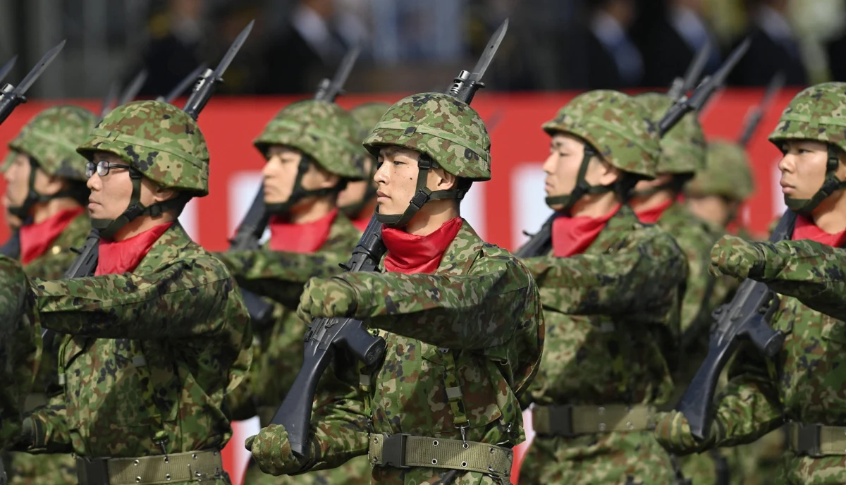 Japonia otwiera się na światowy rynek uzbrojenia. Rząd w Tokio zatwierdził zniesienie obowiązującego od dziesięcioleci zakazu eksportu śmiercionośnej broni i sprzętu wojskowego, co oznacza przełom w powojennej, pacyfistycznej polityce kraju. Decyzja ta ma wzmocnić bezpieczeństwo Japonii i jej sojuszników, ale budzi też kontrowersje na krajowej scenie politycznej.