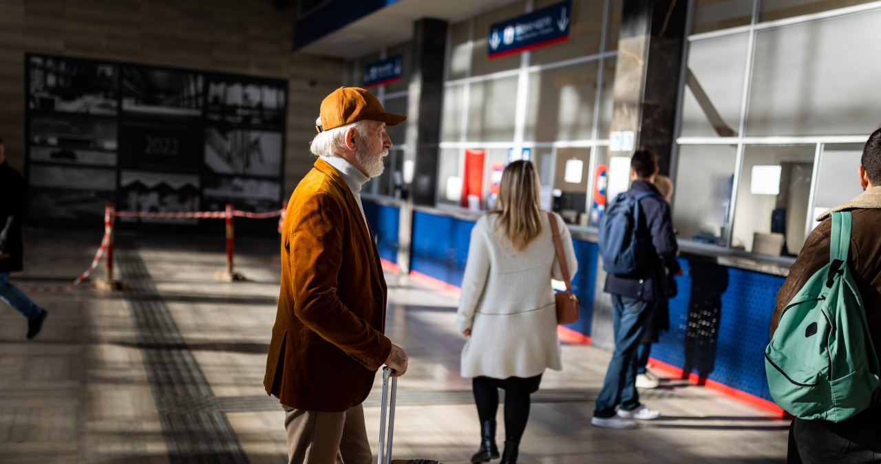 Największe błędy seniorów na lotnisku. Tych sytuacji łatwo uniknąć