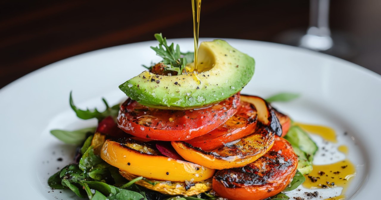 Wystarczy skropić sałatkę. Niepozorny dodatek, który wspiera serce