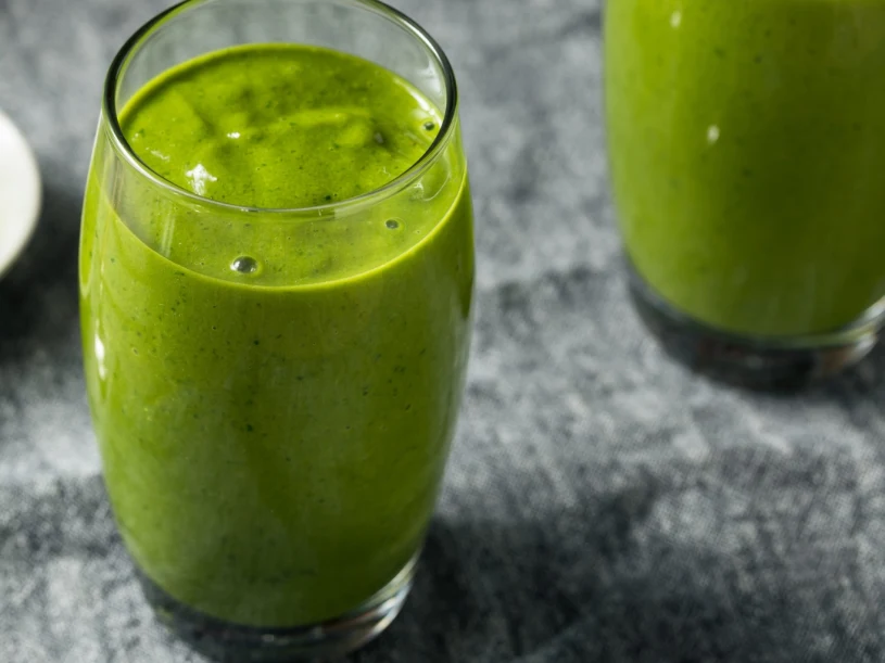 Wystarczy szklanka dziennie. Pij to na czczo, a brzuch przestanie odstawać