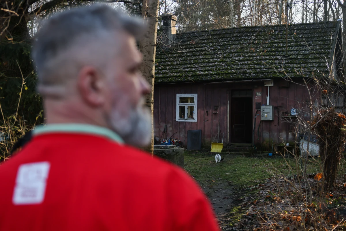 W książce, którą czytała pani Urszula, ktoś puka do drzwi leśniczówki w środku zimy. Do jej domku w środku lasu też ktoś zapukał. Też była zima. Pani Urszula była sama. Tak już jest od dawna, czyli od śmierci brata i mamy. „Brat jak zmarł, to w czerwcu będą dwa lata, mama to rok. Jak tak człowiek sam siedzi, to różne myśli przychodzą do głowy. No samotna i nikomu nie potrzebna” – opowiada 53-letnia pani Urszula. – „A wyglądam, jak wyglądam, no bo ja też jestem schorowana”. W takich chwilach łatwo uwierzyć, że już nic się nie zmieni. A jednak. 