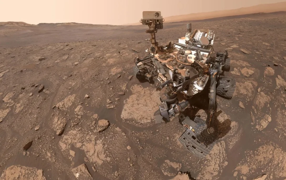 Łazik Curiosity, badający powierzchnię Marsa od 2012 roku, dokonał odkrycia, które rzuca nowe światło na możliwości istnienia życia na Czerwonej Planecie. W ramach innowacyjnego eksperymentu chemicznego, przeprowadzonego po raz pierwszy poza Ziemią, naukowcy zidentyfikowali na Marsie różnorodne związki organiczne, w tym takie, które uznawane są za podstawowe budulce życia na naszej planecie. Wyniki badań, opublikowane w prestiżowym czasopiśmie "Nature Communications", wskazują, że powierzchnia Marsa potrafi zachować związki organiczne przez miliardy lat.