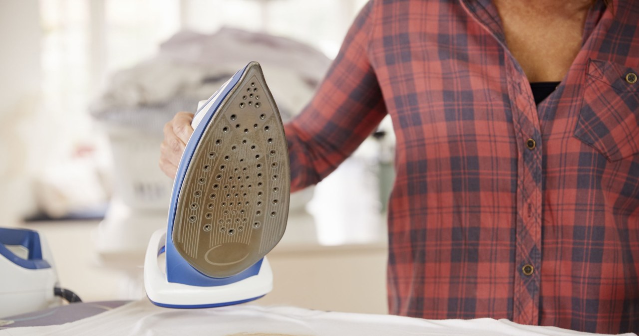 Zapomnij o ciągle przypalonym żelazku. Tak gwałtownie usuniesz zabrudzenia