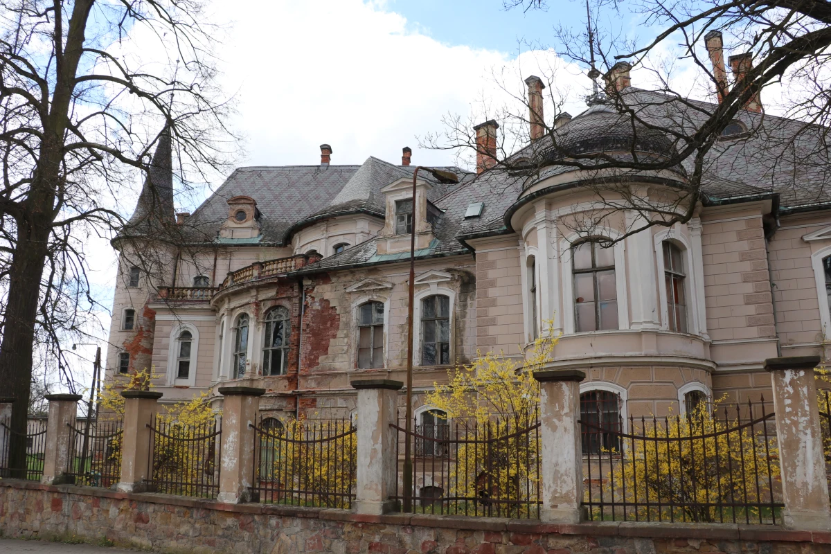 Jeden z najcenniejszych zabytków Dolnego Śląska - pałac w Bożkowie - popada w coraz większą ruinę. Mieszkańcy alarmują, że XVI-wieczny obiekt, niegdyś otwarty dla zwiedzających, dziś stoi pusty i niszczeje w zastraszającym tempie. Mimo interwencji konserwatora zabytków sytuacja się nie zmienia.