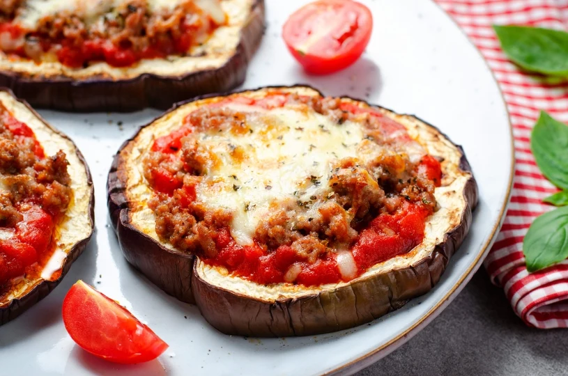 Zapiekane bakłażany w stylu włoskim. Zrób zamiast pizzy czy bolognese 