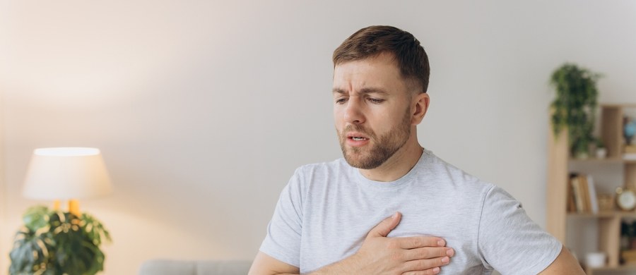 Choroby układu krążenia od lat pozostają główną przyczyną zgonów w Polsce, a nadciśnienie dotyczy już blisko 11 mln dorosłych. Jednocześnie problem coraz częściej dotyka osób młodszych – około 10 proc. zawałów występuje u osób przed 45. rż. Mimo to wiele osób przez lata nie ma diagnozy, bo choroby serca rozwijają się bezobjawowo i pozostają niewidoczne.