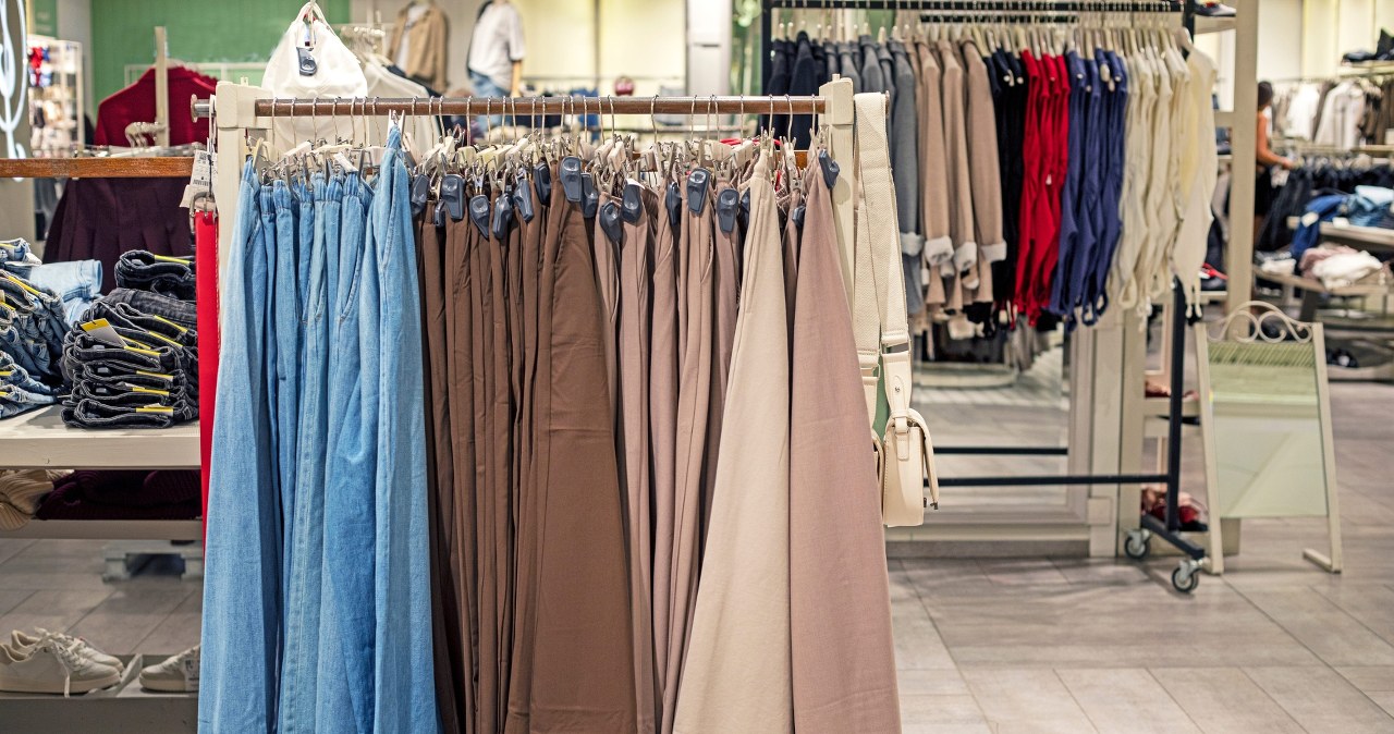 Te spodnie wracają do mody po latach. Optycznie wydłużają nogi